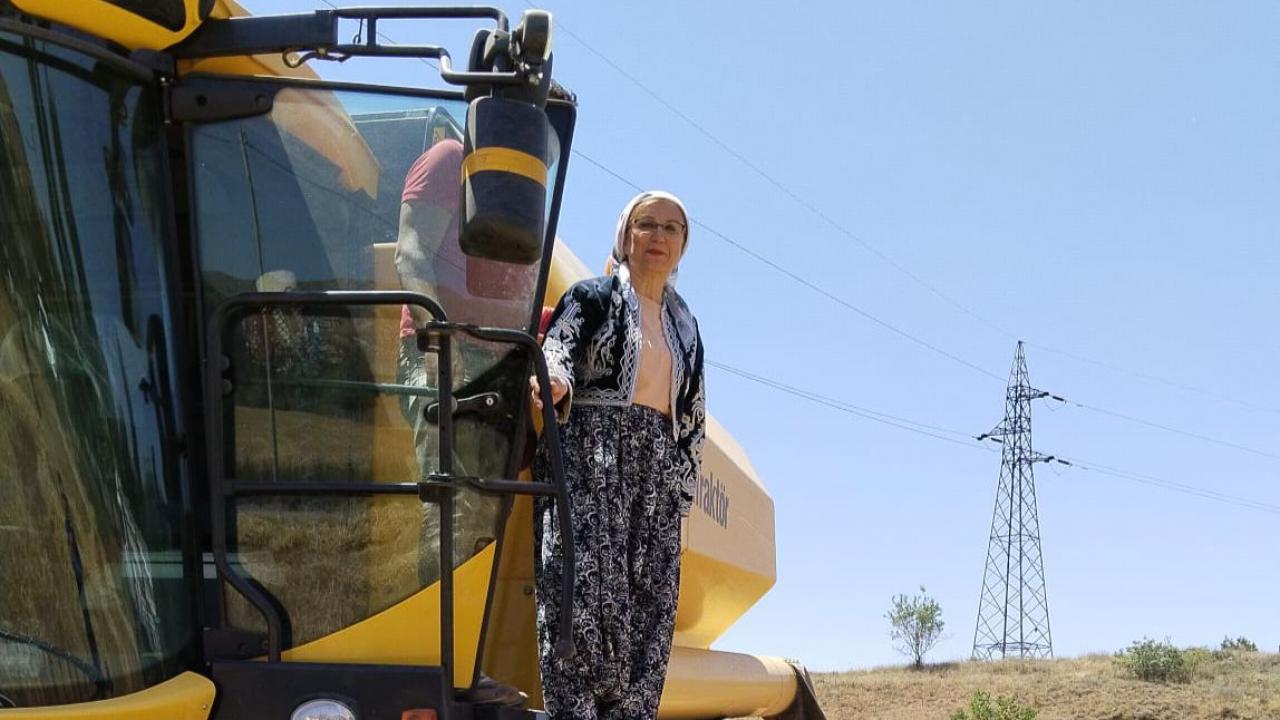 MHP Grup Başkanvekili Kılıç, Nevşehir’de biçerdöverle hasat yaptı